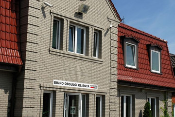 Здание сервисного обслуживания из кирпича faro серого гладкого