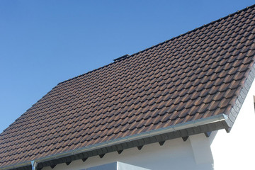 Скат крыши с черепицей piemont осенний лист ангобированной